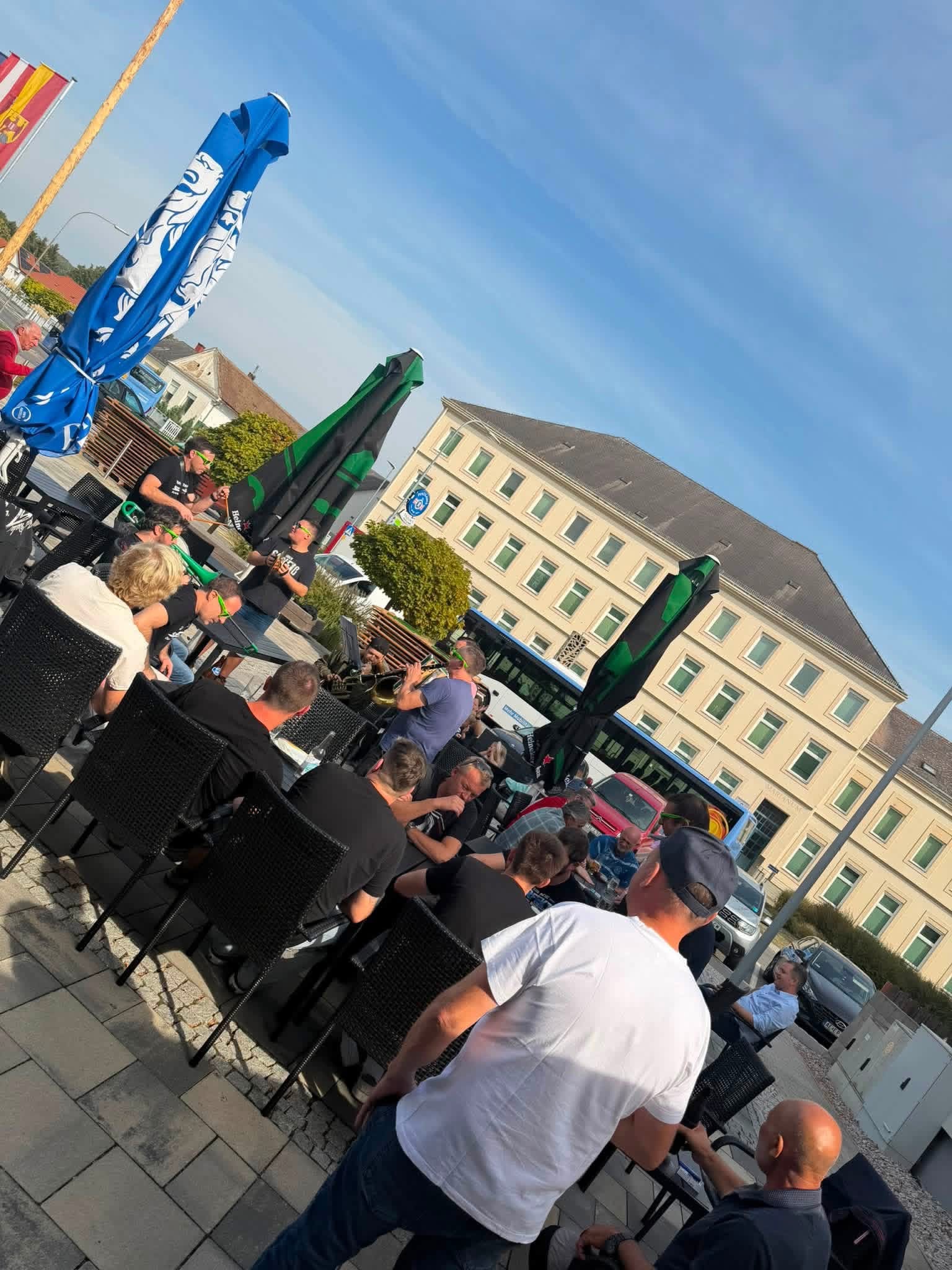 Menschen genießen einen sonnigen Nachmittag auf der Alibi-Terrasse
