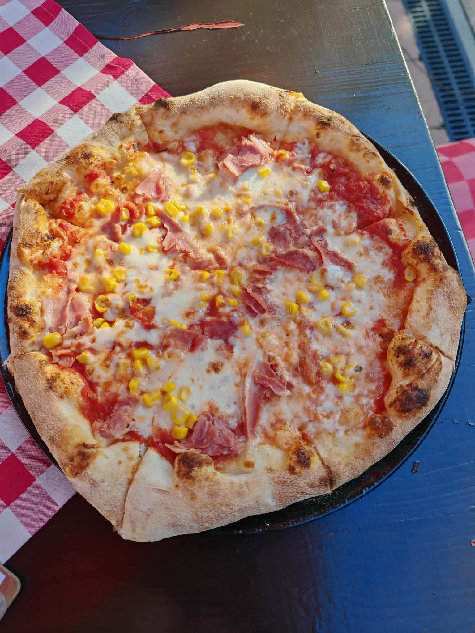 Frisch gebackene Pizza im Alibi