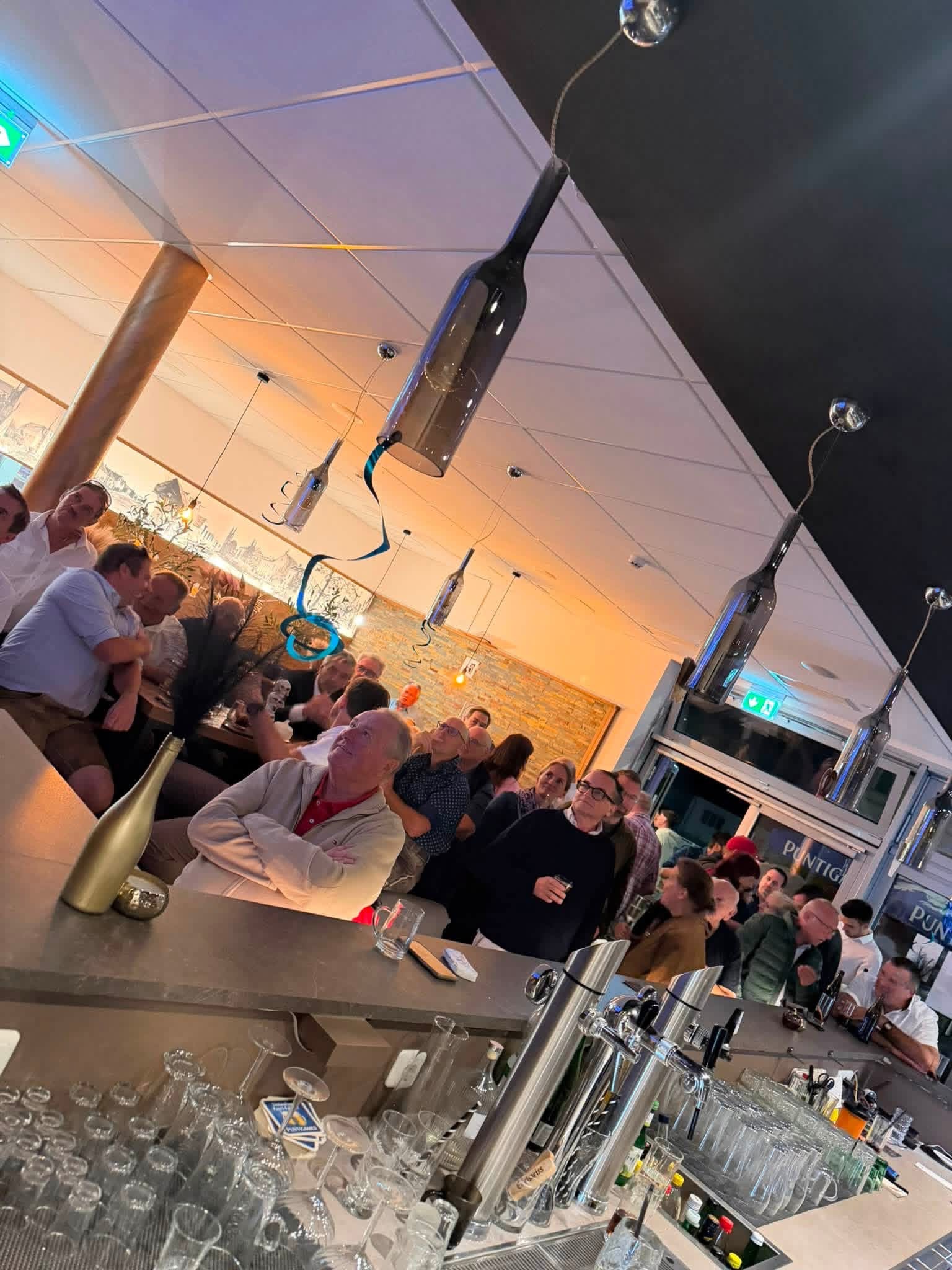 Gäste und lebendige Stimmung an der Bar im Alibi
