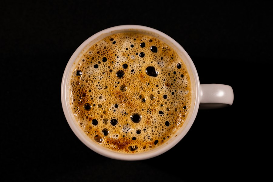 Stimmungsbild: Kaffee auf dunklem Tisch